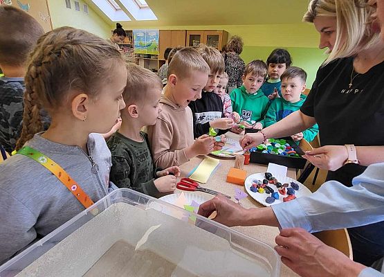 Grafika 1: Huczne obchody Międzynarodowego Dnia Ziemi w SP Wicko