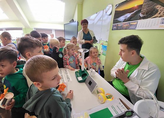 Grafika 2: Huczne obchody Międzynarodowego Dnia Ziemi w SP Wicko