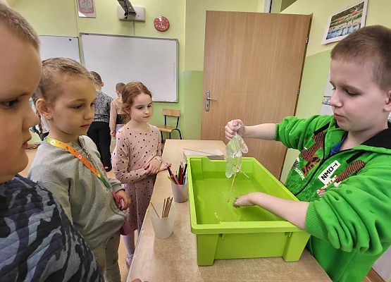 Grafika 5: Huczne obchody Międzynarodowego Dnia Ziemi w SP Wicko