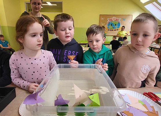 Grafika 16: Huczne obchody Międzynarodowego Dnia Ziemi w SP Wicko