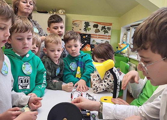 Grafika 21: Huczne obchody Międzynarodowego Dnia Ziemi w SP Wicko