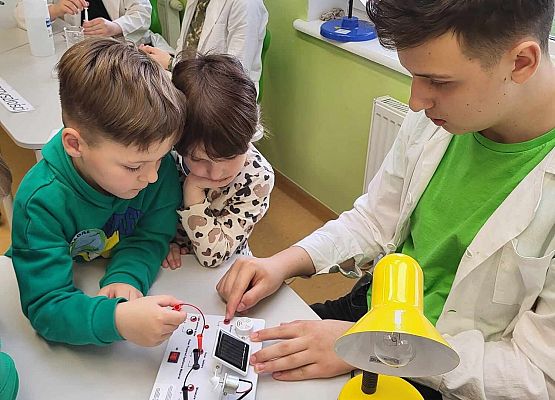 Grafika 22: Huczne obchody Międzynarodowego Dnia Ziemi w SP Wicko