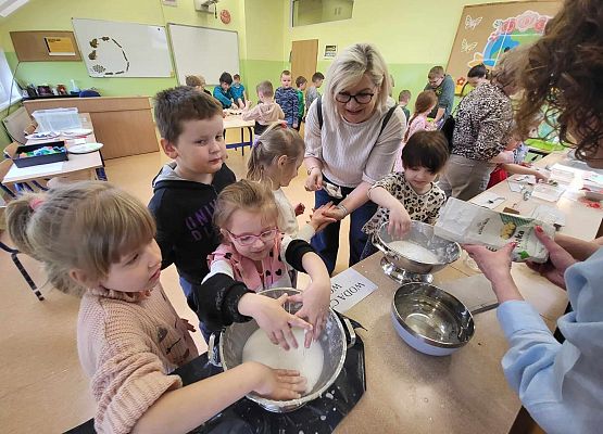 Grafika 23: Huczne obchody Międzynarodowego Dnia Ziemi w SP Wicko