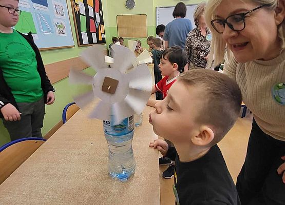 Grafika 30: Huczne obchody Międzynarodowego Dnia Ziemi w SP Wicko