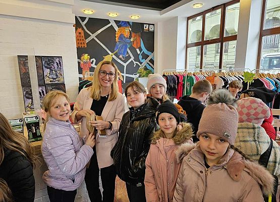 Grafika 2: Uczniowie klas I-III pojechali do Słupska na przedstawienie teatralne pt. "Polskie miasta w baśni i legendzie"