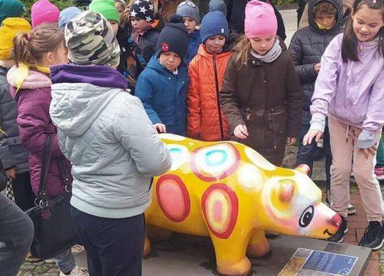 Grafika 1: Uczniowie klas I-III pojechali do Słupska na przedstawienie teatralne pt. "Polskie miasta w baśni i legendzie"