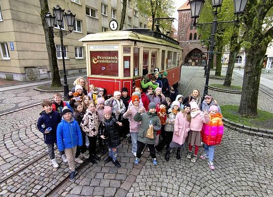 Grafika 3: Uczniowie klas I-III pojechali do Słupska na przedstawienie teatralne pt. "Polskie miasta w baśni i legendzie"