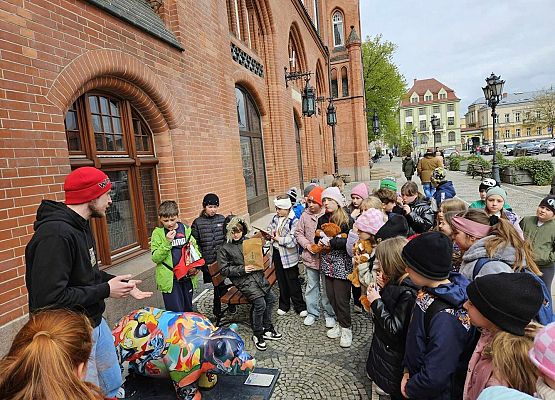 Grafika 4: Uczniowie klas I-III pojechali do Słupska na przedstawienie teatralne pt. "Polskie miasta w baśni i legendzie"