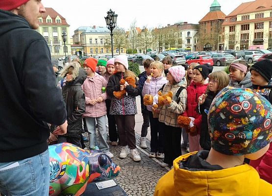 Grafika 6: Uczniowie klas I-III pojechali do Słupska na przedstawienie teatralne pt. "Polskie miasta w baśni i legendzie"