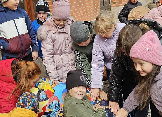 Grafika 9: Uczniowie klas I-III pojechali do Słupska na przedstawienie teatralne pt. "Polskie miasta w baśni i legendzie"