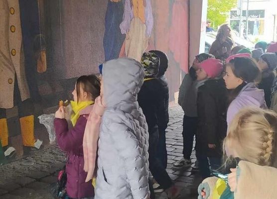 Grafika 8: Uczniowie klas I-III pojechali do Słupska na przedstawienie teatralne pt. "Polskie miasta w baśni i legendzie"