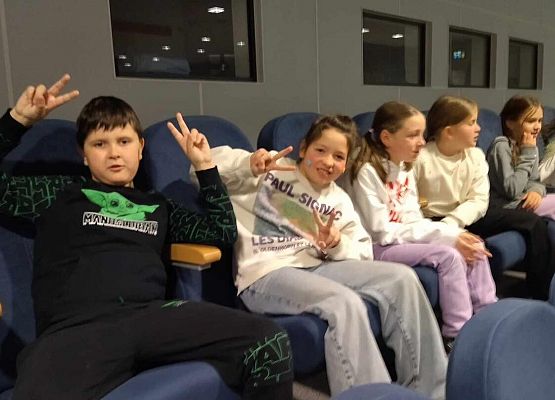 Grafika 11: Uczniowie klas I-III pojechali do Słupska na przedstawienie teatralne pt. "Polskie miasta w baśni i legendzie"