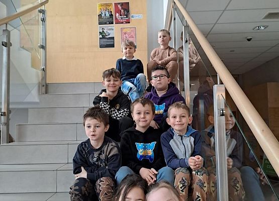 Grafika 12: Uczniowie klas I-III pojechali do Słupska na przedstawienie teatralne pt. "Polskie miasta w baśni i legendzie"