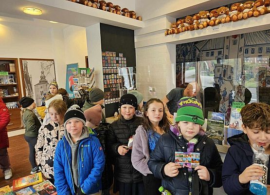 Grafika 14: Uczniowie klas I-III pojechali do Słupska na przedstawienie teatralne pt. "Polskie miasta w baśni i legendzie"