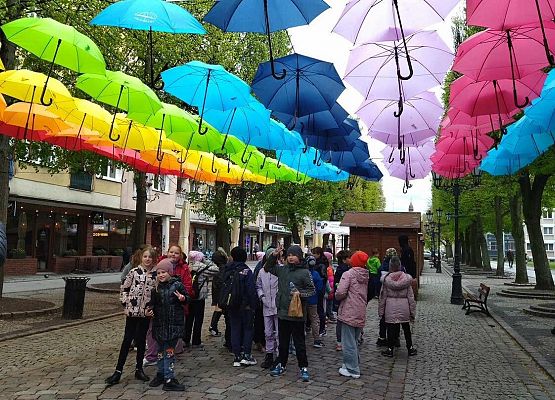 Grafika 15: Uczniowie klas I-III pojechali do Słupska na przedstawienie teatralne pt. "Polskie miasta w baśni i legendzie"