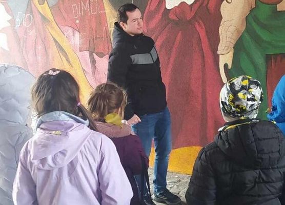 Grafika 16: Uczniowie klas I-III pojechali do Słupska na przedstawienie teatralne pt. "Polskie miasta w baśni i legendzie"