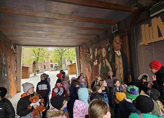 Grafika 17: Uczniowie klas I-III pojechali do Słupska na przedstawienie teatralne pt. "Polskie miasta w baśni i legendzie"