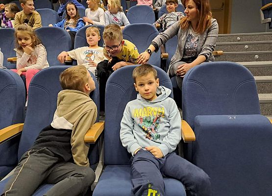 Grafika 19: Uczniowie klas I-III pojechali do Słupska na przedstawienie teatralne pt. "Polskie miasta w baśni i legendzie"