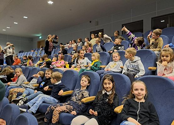 Grafika 20: Uczniowie klas I-III pojechali do Słupska na przedstawienie teatralne pt. "Polskie miasta w baśni i legendzie"