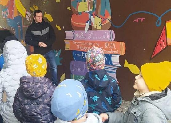 Grafika 24: Uczniowie klas I-III pojechali do Słupska na przedstawienie teatralne pt. "Polskie miasta w baśni i legendzie"