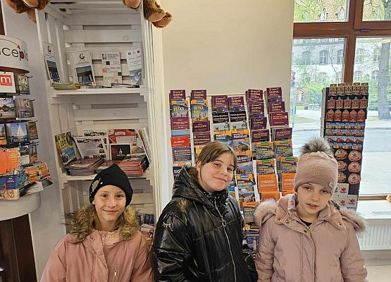 Grafika 25: Uczniowie klas I-III pojechali do Słupska na przedstawienie teatralne pt. "Polskie miasta w baśni i legendzie"