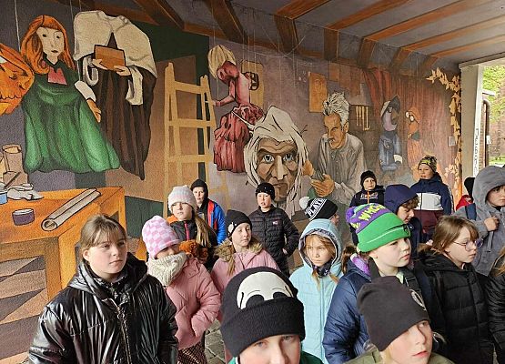 Grafika 26: Uczniowie klas I-III pojechali do Słupska na przedstawienie teatralne pt. "Polskie miasta w baśni i legendzie"