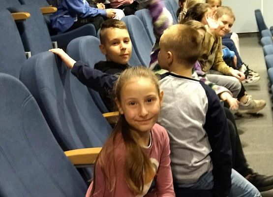 Grafika 27: Uczniowie klas I-III pojechali do Słupska na przedstawienie teatralne pt. "Polskie miasta w baśni i legendzie"