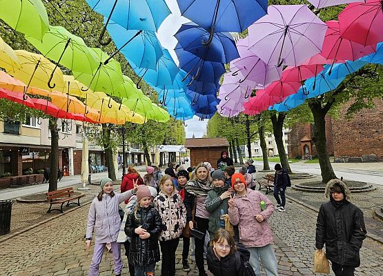 Grafika 28: Uczniowie klas I-III pojechali do Słupska na przedstawienie teatralne pt. "Polskie miasta w baśni i legendzie"