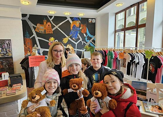 Grafika 29: Uczniowie klas I-III pojechali do Słupska na przedstawienie teatralne pt. "Polskie miasta w baśni i legendzie"