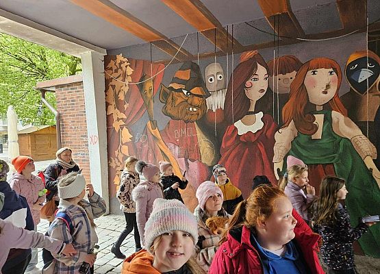 Grafika 31: Uczniowie klas I-III pojechali do Słupska na przedstawienie teatralne pt. "Polskie miasta w baśni i legendzie"