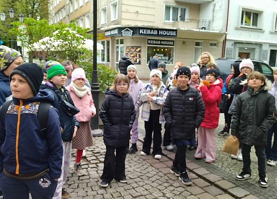 Grafika 30: Uczniowie klas I-III pojechali do Słupska na przedstawienie teatralne pt. "Polskie miasta w baśni i legendzie"