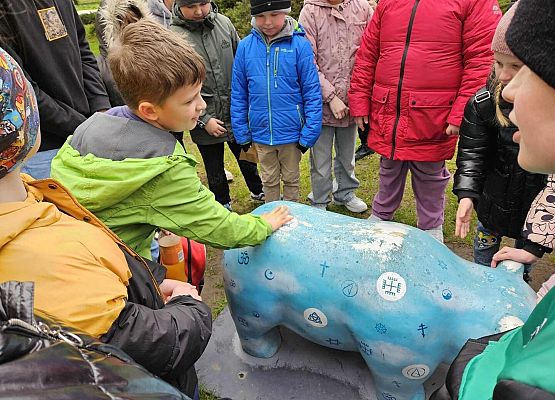 Grafika 32: Uczniowie klas I-III pojechali do Słupska na przedstawienie teatralne pt. "Polskie miasta w baśni i legendzie"