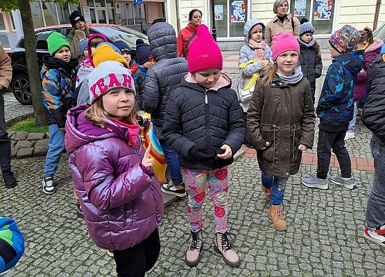 Grafika 34: Uczniowie klas I-III pojechali do Słupska na przedstawienie teatralne pt. "Polskie miasta w baśni i legendzie"