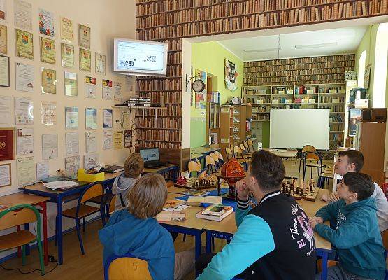 Grafika 2: Poznajemy zapomnianych bohaterów naszego regionu - zajęcia biblioteczne z uczniami klas starszych SP Wicko