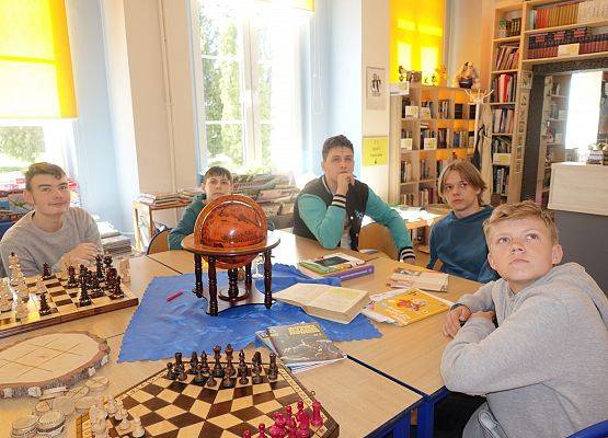 Grafika 1: Poznajemy zapomnianych bohaterów naszego regionu - zajęcia biblioteczne z uczniami klas starszych SP Wicko