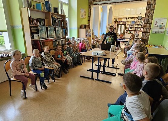 Grafika 8: Przedszkolaki z Wicka i Charbrowa odwiedziły naszą szkolną bibliotekę