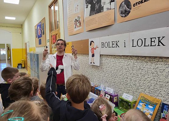 Grafika 2: Przedszkolaki z Wicka i Charbrowa odwiedziły naszą szkolną bibliotekę