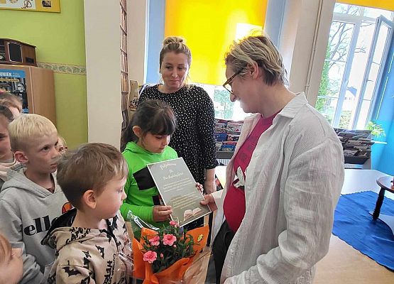 Grafika 1: Przedszkolaki z Wicka i Charbrowa odwiedziły naszą szkolną bibliotekę