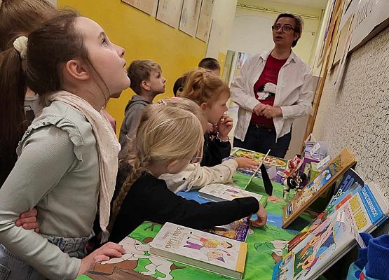 Grafika 3: Przedszkolaki z Wicka i Charbrowa odwiedziły naszą szkolną bibliotekę
