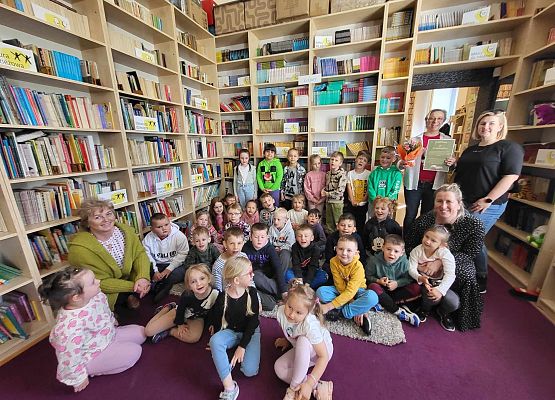 Grafika 4: Przedszkolaki z Wicka i Charbrowa odwiedziły naszą szkolną bibliotekę