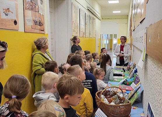 Grafika 5: Przedszkolaki z Wicka i Charbrowa odwiedziły naszą szkolną bibliotekę