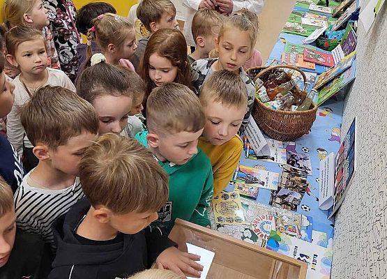 Grafika 6: Przedszkolaki z Wicka i Charbrowa odwiedziły naszą szkolną bibliotekę