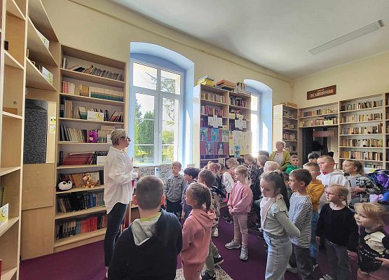 Grafika 7: Przedszkolaki z Wicka i Charbrowa odwiedziły naszą szkolną bibliotekę