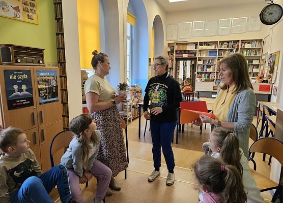 Grafika 11: Przedszkolaki z Wicka i Charbrowa odwiedziły naszą szkolną bibliotekę