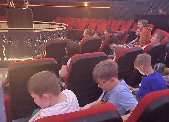 Grafika 1: Uczniowie klas IV i V udali się na wycieczkę do Torunia