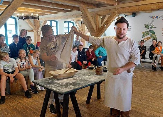 Grafika 10: Uczniowie klas IV i V udali się na wycieczkę do Torunia