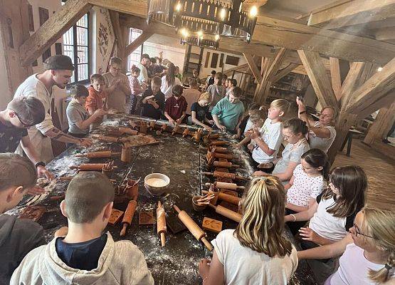 Grafika 14: Uczniowie klas IV i V udali się na wycieczkę do Torunia