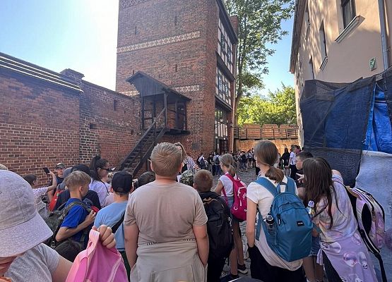 Grafika 21: Uczniowie klas IV i V udali się na wycieczkę do Torunia