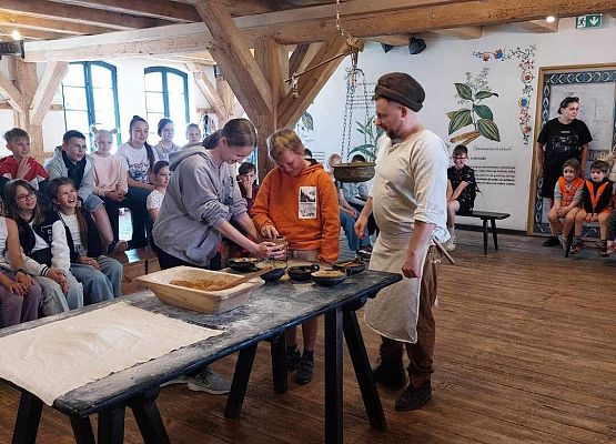 Grafika 28: Uczniowie klas IV i V udali się na wycieczkę do Torunia