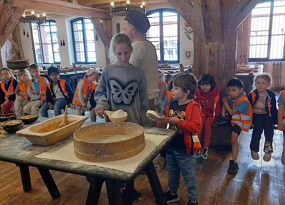 Grafika 40: Uczniowie klas IV i V udali się na wycieczkę do Torunia